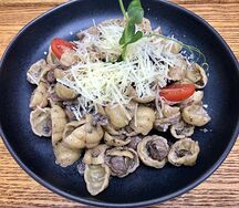 Конкилье с уткой в красном вине и сливочно-грибным соусом