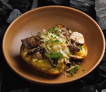 Печеный картофель со сметаной и луком