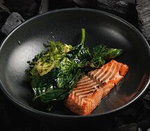 Форель с картофельным пюре и шпинатом