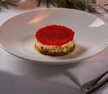 Сахалин с крабом, айсбергом и соусом руй