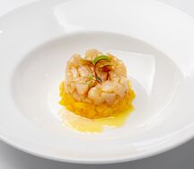 Гребешок с хурмой и соусом понзу