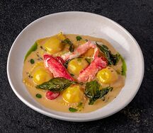 Равиоли с камчатским крабом и соусом биск