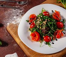 Салат с рукколой и слабосоленой семгой