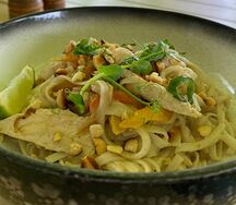 Пад-тай с курицей, овощами и кунжутно-ореховым соусом