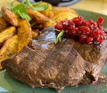 Стейк из говядины с картофелем и брусничным соусом