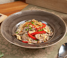 Стеклянная лапша с уткой, овощами и грибами