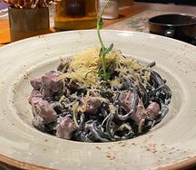 Черная паста с уткой в красном вине с прованскими травами и сливочно-грибным соусом