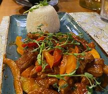 Свинина в кисло-сладком соусе с овощами и рисом