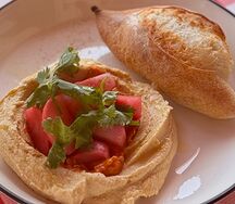 Хумус с маринованным редисом и ромеско