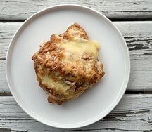 Горячий сэндвич на круассане жамбо