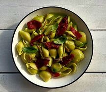 Паста с песто, вялеными томатами и анчоусами