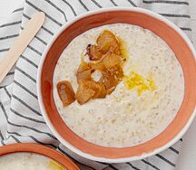 Овсяная каша с печеными карамелизированными яблоками