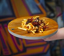 Картофель фри с колбасками и жареными грибами