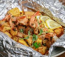 Креветки в конверте с бататом и кукурузой