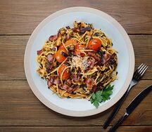 Куриные спагетти с пряными колбасками и чипсами из бекона