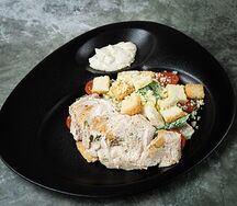 Салат Цезарь с куриной грудкой в винном соусе