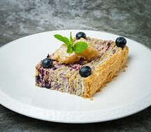Медовик с черникой и медом в сотах