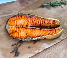 Стейк из лосося с брокколи и цветной капустой