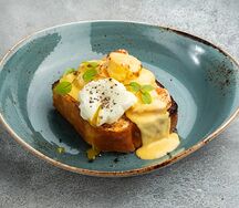 Бриошь с яйцом пашот и креветками