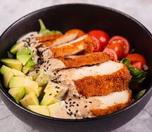 Фирменный салат с курицей