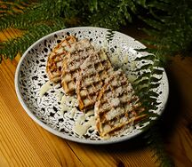 Сладкая вафля со сгущенным молоком и кокосовой стружкой