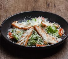 Цезарь с курицей гриль