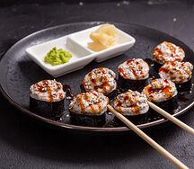 Ролл запеченный с креветкой и мидиями