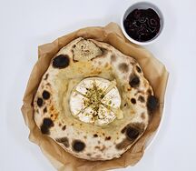 Запеченный камамбер с фисташкой