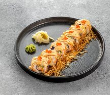 Ролл с лососем, крабом и кранч картофелем