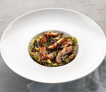 Салат с куриным бедром и свежей зеленью