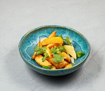 Жареный картофель с луком и чесноком