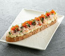 Брускетта с красной икрой и крабом