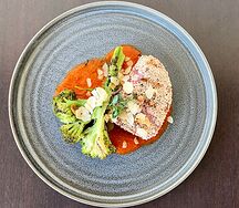 Стейк из тунца с соусом из болгарского перца