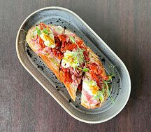 Брускетта с говядиной на домашнем хлебе