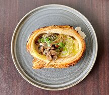 Бефстроганов из говядины на слоеном тесте