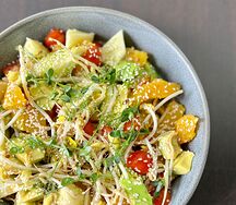 Салат с авокадо, свежим огурцом и апельсином