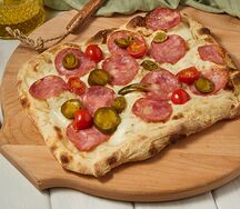 Пицца римская Сальчичон