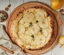 Пицца груша с горгонзолой