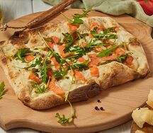 Пицца Римская с лососем и рукколой