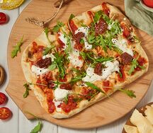 Пицца Римская Страчателла с рукколой