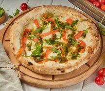 Пицца с лососем и рукколой