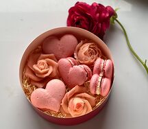 Шоколадные розы и макароны Сердце в шляпной коробке