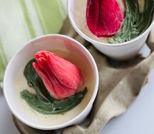 Два тортика в стакане с шоколадными тюльпанами