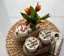 5 тюльпанов и три тортика в стаканчике айфон