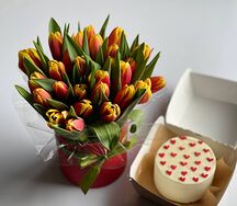 Шляпная коробка 27 тюльпанов и бенто торт