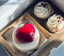 Набор из бенто-торта с сердцем и капкейками