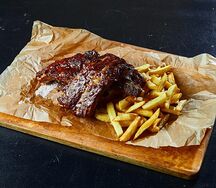 Рёбра свиные с соусом BBQ