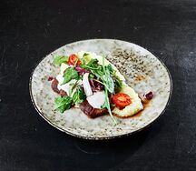 Медальоны из говядины с картофельным пюре