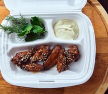 Крылышки острые с соусом