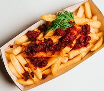 Картофель фри с говяжем фаршем в томатом соусе